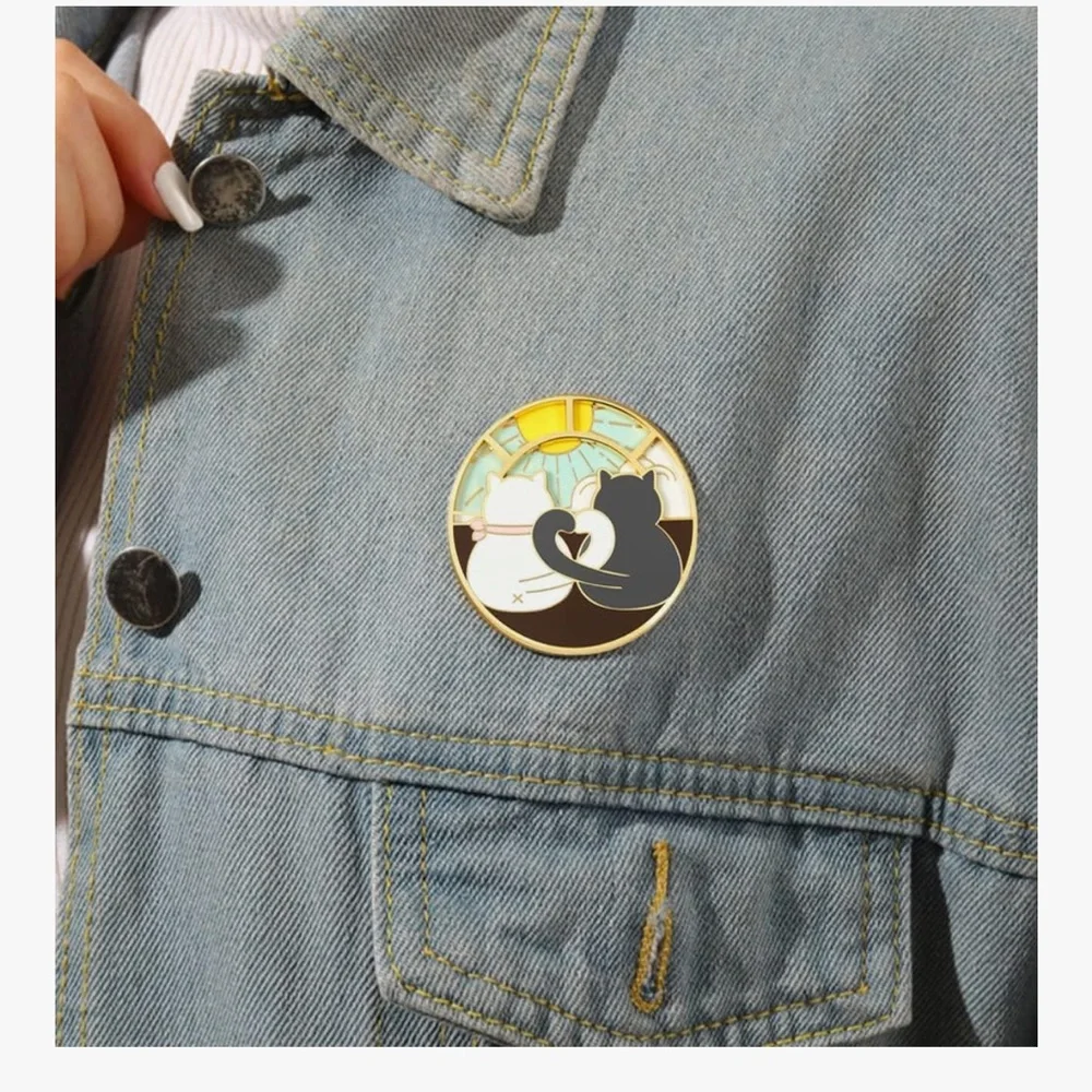 🆕 Spinner Anime Cat Enamel Pin - Rotatable Cute Couple Cats